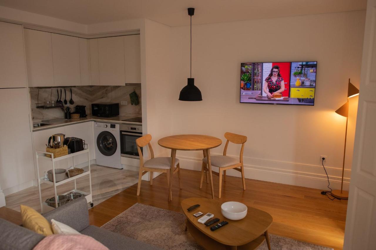 Spacious Studio W/ Balcony & Ac By Lovelystay Porto Exteriér fotografie