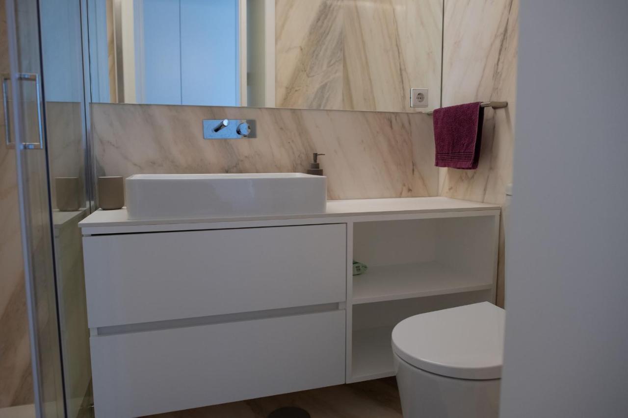 Spacious Studio W/ Balcony & Ac By Lovelystay Porto Exteriér fotografie