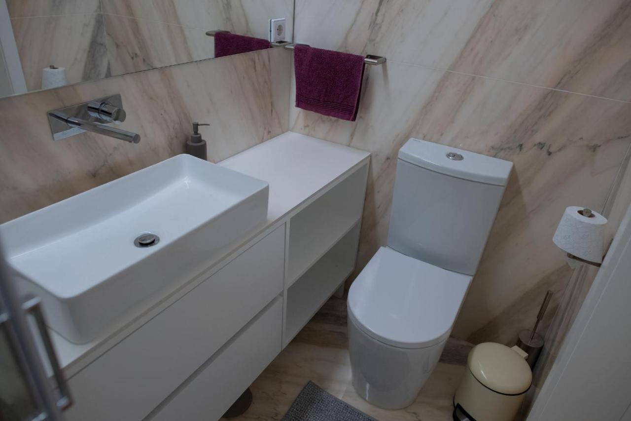 Spacious Studio W/ Balcony & Ac By Lovelystay Porto Exteriér fotografie